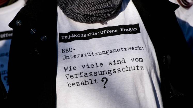 Ein Mitglied der humanistischen Union trägt während einer Demonstration ein T-Shirt mit der Aufschrift „NSU Mordserie“ 