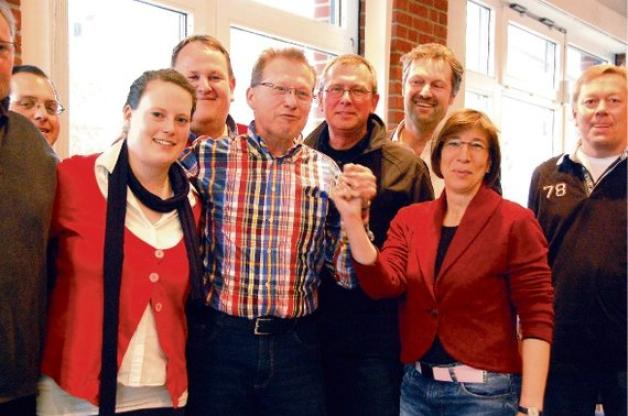 Jubel bei der Altenholzer SPD: Wolfgang Weiß (Mitte) und sein Team liegen mit 0,5 Prozent vor der CDU. Foto:  Meise