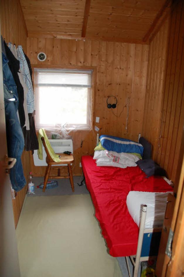 Ein Bett, ein Stuhl: „Wollen Sie mein Gefängnis sehen?“ fragte der Flüchtling den Fotografen. Ein Bett, ein Stuhl: „Wollen Sie mein Gefängnis sehen?“ fragte der Flüchtling den Fotografen.