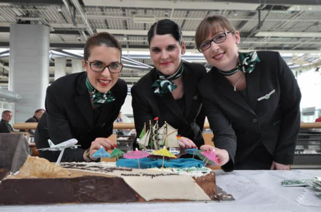 Die Germania-Stewardessen Anna Bognar, Marlen Gewinner und Jasmin Werner (v. l.) fliegen das erste Mal ab Rostock. 