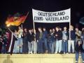 Am späten Abend des 9. November 1989, am Tag der Maueröffnung, ging es für viele Feiernde in Berlin schon nicht mehr um Ost oder West – sondern um ein wiedervereinigtes Deutschland.  