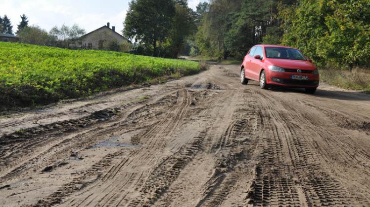 Der Weg zur Tierpension war mit Schlaglöchern übersät. Inzwischen kam der Wegehobel schon zum Einsatz. Der Weg zur Tierpension war mit Schlaglöchern übersät. Inzwischen kam der Wegehobel schon zum Einsatz.