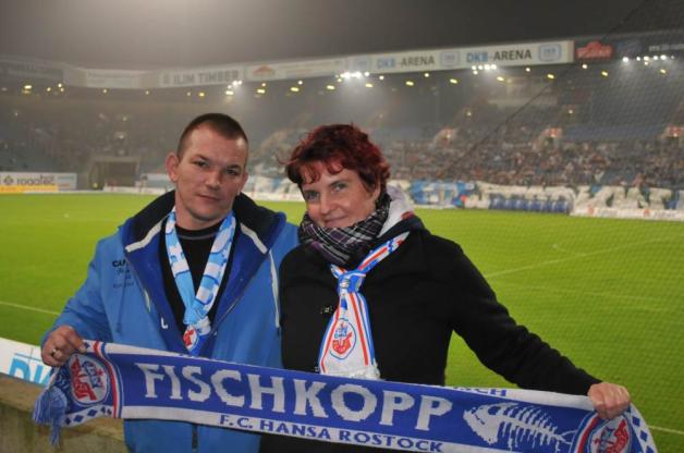 Tochter Heidi Schreiber und ihr Lebensgefährte Manuel Persky, die zum Heimspiel gegen den VfL Osnabrück geladen waren, sind „dankbar für jeden Cent, den die Fans gespendet haben“.  