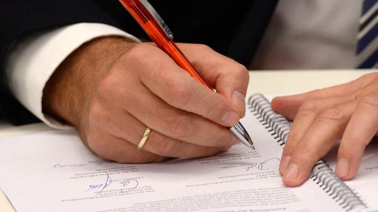 Ministerpräsident Woidke unterschrieb gestern den neuen Koalitionsvertrag. 