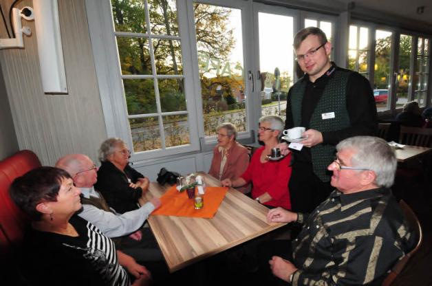 In der Scharfen Kurve sorgt u. a. Bernhard Burmeister dafür, dass sich die Gäste wohl fühlen. Fotos: Mata In der Scharfen Kurve sorgt u. a. Bernhard Burmeister dafür, dass sich die Gäste wohl fühlen. Fotos: Mata