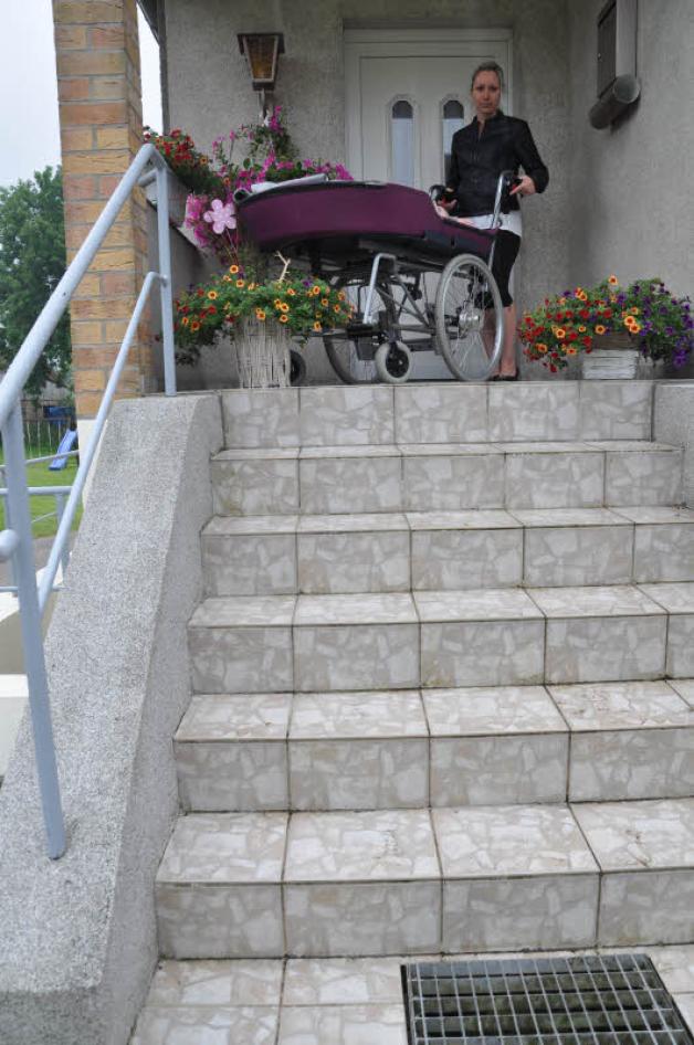 Für diese sechs Stufen der Außentreppe wird ein Treppenlift benötigt. Katja Techentin schafft es nicht mehr, die 22-jährige Tochter Tanja in dem Maß gefertigten Wagen ins Freie zu tragen.  