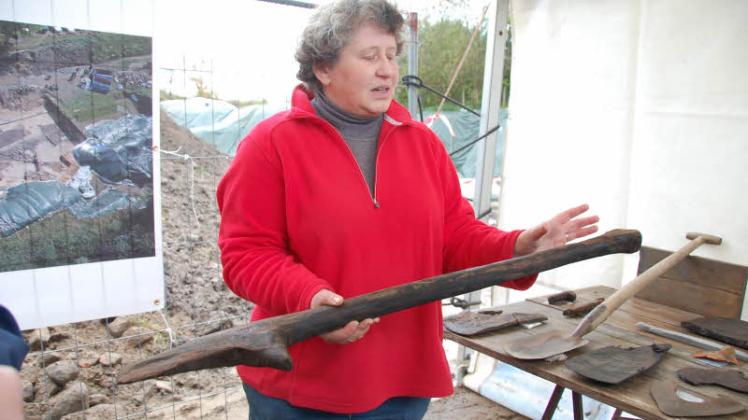 Mittelalter-Werkzeug:  Grabungsleiterin Astrid Tummuscheit präsentiert einen 800 Jahre alten Spaten – ihr Lieblings-Fundstück.  