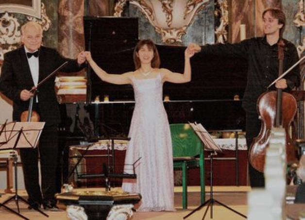 Virtuos am Yamaha-Flügel: Das Klavierduo Sachi Takeda (rechts) und Madoka Nakadai.Reifeprozess mit Chopin: Mari Kato berührt die Herzen der Menschen. Luz Leskowitz (links) und  Vytas Sondeckis staunen.  fko, vogFlötist Sergio Zampetti.