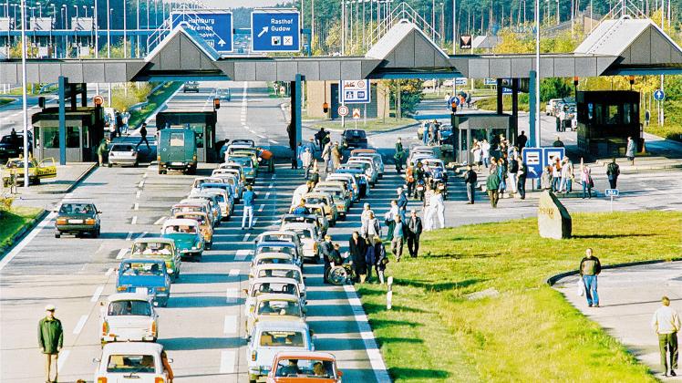 Am 10. November bilden sich wie hier auf der Autobahn bei Zarrentin überall an den Grenzübergängen endlose Autoschlangen, denn die Grenzer kontrollieren weiterhin jedes Auto. 