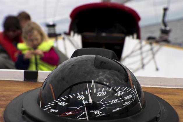 Der Kreiselkompass wird auch heutzutage noch verwendet, wie an Bord dieser Segelyacht.