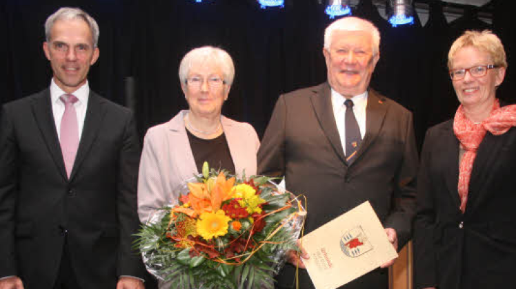 Preisträger Frenz Bertram (2.v.r.) mit Kappelns Bürgermeister Heiko Traulsen (l.), Bürgervorsteherin Dagmar Ungethüm-Ancker (r.) und Ehefrau Swantje. 
