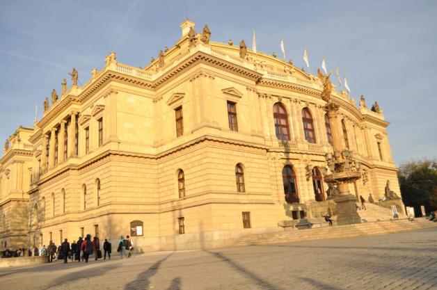 Das Rudolfinum: Im Konzertsaal im Herzen Prags spielt die Norddeutsche Philharmonie ein Gedenkkonzert anlässlich des 25. Mauerfall-Jubiläums.