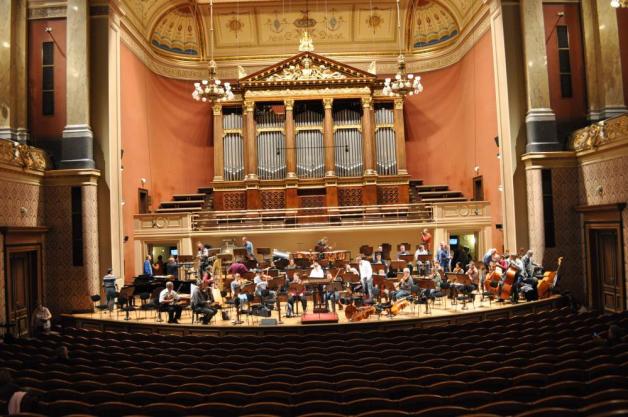 Bei der Anspielprobe lernen die Rostocker Musiker den Konzertsaal kennen – und die Akustik schätzen.