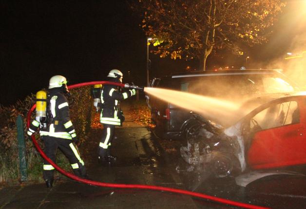 Feuer in Ahrensburg: Unter Atemschutz löschten die Einsatzkräfte mit Wasser und Schaum die Flammen ab.