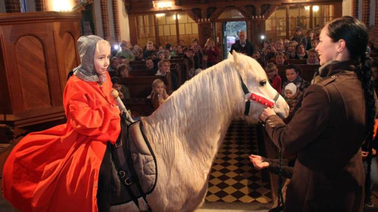 Hier der St. Martin, gespielt von der siebenjährigen Levin, auf dem Welsh-Pony Navar in der Kirche.  Fotos: Michael-günther bölsche 