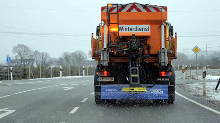 Ein Streufahrzeug ist im Kreis Pinneberg unterwegs. Foto: Michael Bunk