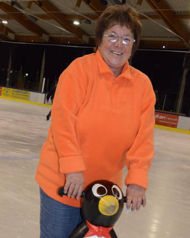 Hat noch nie auf Schlittschuhen gestanden, bewegte sich aber schon recht sicher auf dem Eis: Sigrid Kabisch aus Brokdorf.