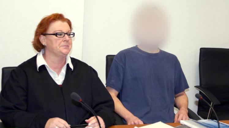 Der Angeklagte sitzt  neben seiner Anwältin Katja Milewski im Verhandlungssaal des Landgerichtes. Im April hatte er seine Ex-Freundin umgebracht.  