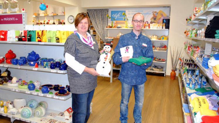 Freuen sich aufs Weihnachtsgeschäft: Teamleiterin Renate Kosche und Tomy Kleve arbeiten im neuen Geschäft der Dreescher Werkstätten.