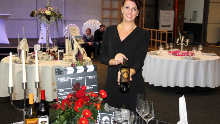 Es ist angerichtet: Viele Hotels beteiligten sich am Gastro Wettbewerb mit Schautafeln. Jessica Lübke kredenzt den passenden Wein zum ,,Krimi-Dinner" für das Hotels Hübner.  