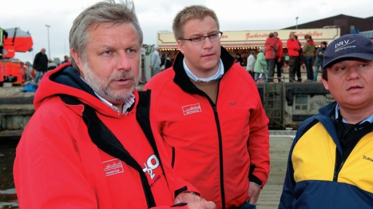Sie holen die Rudergrößen auf den Kanal: Eon Hanse-Cup Organisatoren Wolfgang und Florian Berndt (v.li.). 