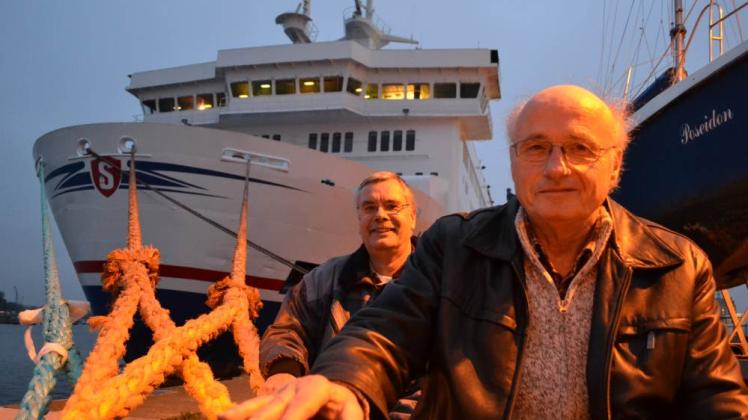Karsten Scheibe und Stephan Bohnsack von der Seefahrtschule Hafen Rostock öffnen das 170 Meter lange Schiff für die Rostocker.  Fotos: Nicole Pätzold 