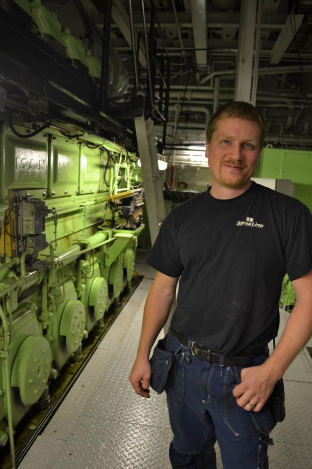 Zweiter Ingenieur Simon Marmander kümmert sich um Technik, wie die Maschinen des Schiffes. Zweiter Ingenieur Simon Marmander kümmert sich um Technik, wie die Maschinen des Schiffes.