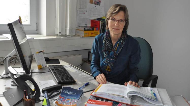 Barbara Amling, Leiterin des Sprachenzentrums der Universität Rostock, bereitet in ihrem Büro in der Ulmenstraße einen Englisch-Test für Ingenieure vor. 