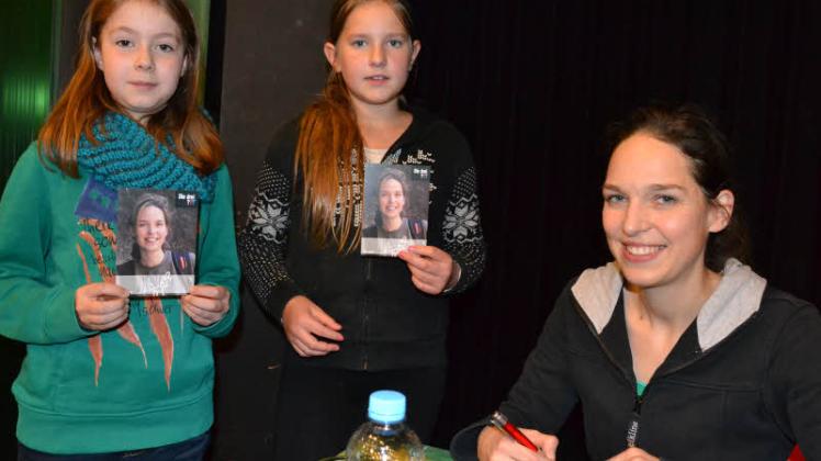 Begehrtes Andenken: Kira (10, links) und Lara (10) freuten sich nach der Lesung über die Autogramme von Kari Erlhoff.  