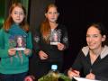 Begehrtes Andenken: Kira (10, links) und Lara (10) freuten sich nach der Lesung über die Autogramme von Kari Erlhoff.  