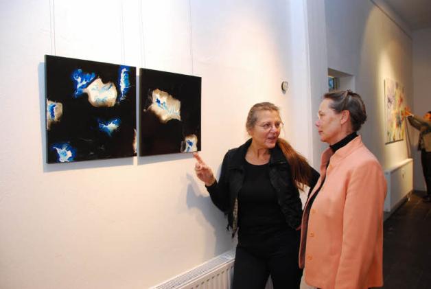 Galeristin Marlies Greifenberg (r.) im Gespräch mit Margit Buß, die den Galerieaufbau und die Gründung des Vereins „Natur und Kultur Calrshöhe“ 2010 maßgeblich vorangebracht hat. 