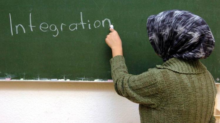 Eine türkische Frau nimmt an einem Deutschkurs teil.