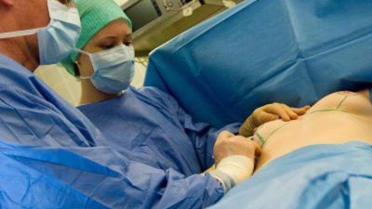  Frauen sollten sich bei einer Brust-OP an einen Facharzt wenden. Foto: Franziska Koark 