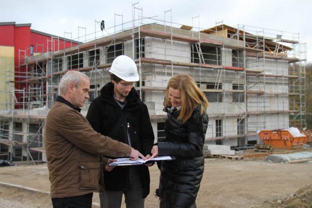 Bei der gestrigen Bauberatung vergewissern sich Planer Julian Niewelt (M.) sowie Bauamtsleiter Siegmund Puls und Sachbearbeiterin Astrid Engel über den Fortschritt in Papendorf. 