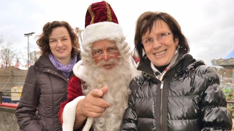 Die Chefs: Ilka Möller (l.) vom Großmarkt, Marlies Urbigkeit von den Schaustellern und Weihnachtsmann Falk Petersen. 
