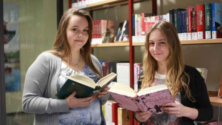 Begeisterte Leserinnen: Juliane Augustin (l.) und Pia Optiz  