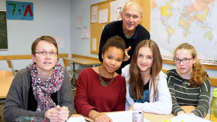 Begeistert waren Mathelehrer Dr. Wilfried Schlüter (stehend) und die elterliche Unterstützung Ursula Avebe (von links) von den findigen Rechenideen von Mina (13), Dore (14) und Lina (12). 
