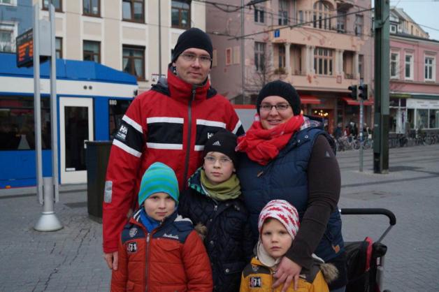 Auch Familien protestieren:  Steffen und Annett Schirm mit Claas, Joost und Friis (v. l.) 