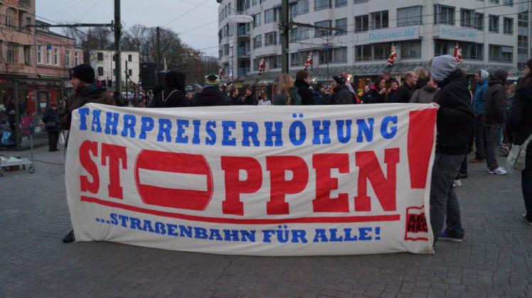 Gegen Fahrpreiserhöhungen demonstrierten etwa 80 Bürger auf dem Doberaner Platz. Fotos: christine zimmermann 
