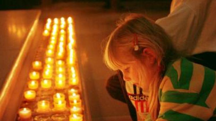 Ein Licht anzünden für verstorbene Familienmitglieder – das  machen viele Menschen am Totensonntag. 