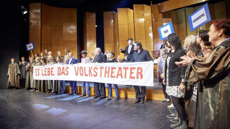 Die Rathausspitze will aus dem Volks- ein Stadttheater machen – gegen den Willen der 274 Beschäftigten. 