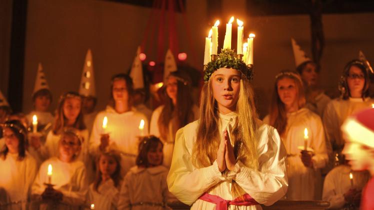 Am 13. Dezember wird das Luciafest von Kindern aus Kindergärten und Schulen mit einem Umzug gefeiert. Wichtig hierbei sind die weißen Gewänder und die Lucia mit dem Lichterkranz auf dem Kopf. Im Anschluss an den Umzug isst man Luciabrot.
