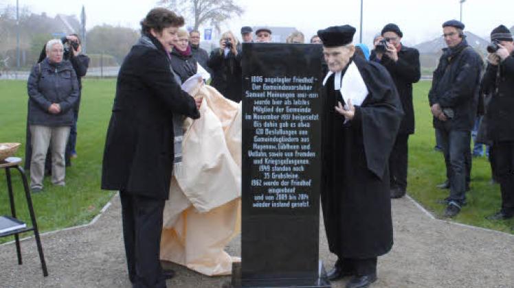 Bürgermeisterin Gisela Schwarz  und Landesrabbiner William Wolff enthüllten gestern die Stele mit den Namen 