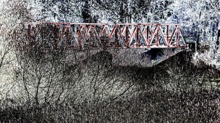 Die Brücke in Preten von Harald Bock fotografiert und verfremdet. Er gewann damit einen Preis beim Fotowettbewerb „So schön ist unser Amt Neuhaus“ im Jahr 2012. 
