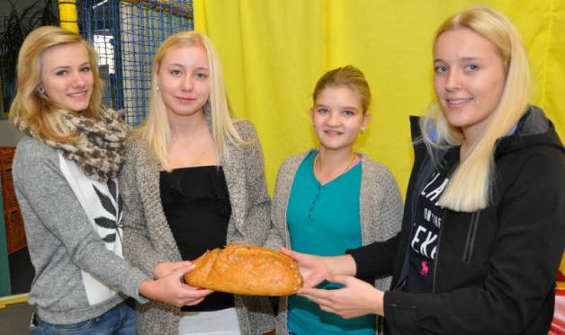 Brot für die Welt hatten Konfirmanden gebacken – unter ihnen (v. li.) Jasmin Jüngling, Mascha Beetz, Nina Wohlers und Maja Stüven.