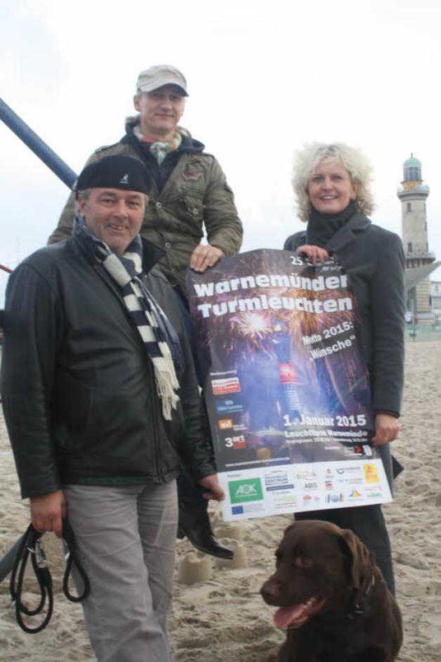 Gespannt auf das Turmleuchten am Neujahrstag sind Regisseur Torsten Sitte (l.), Ola van Sander von Bad Penny, Hanse-Eventgeschäftsführerin Martina Hildebrandt sowie Labrador Paul. 