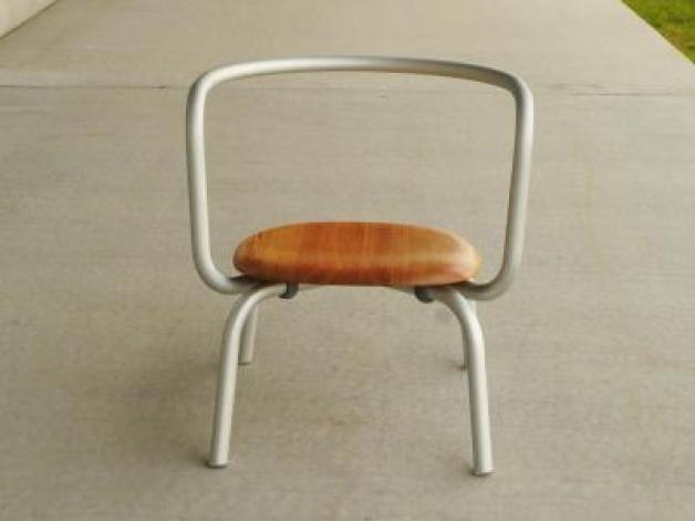  Den Stuhl «Parrish» entwickelte Designer Konstantin Grcic für ein Museumsprojekt in der Nähe von New York. Nun bringt Emeco das Möbel auf den Markt. Foto: Emeco 