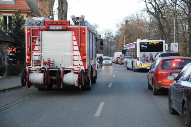 Die Stellingstraße war nach dem Bus-Unfall dicht, aber auch in der Graf-Schack-Allee, Werderstraße, Bleicherufer und andere Zufahrtsstraßen stand zeitweise der Verkehr.