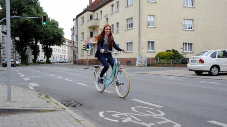 Schutzstreifen in der Robert-Beltz-Straße: SVZ-Testerin Liesa Krüger kommt damit gut klar, das Radfahrer hier ihre Fahrbahn im Bedarfsfall mit Autos teilen müssen.  