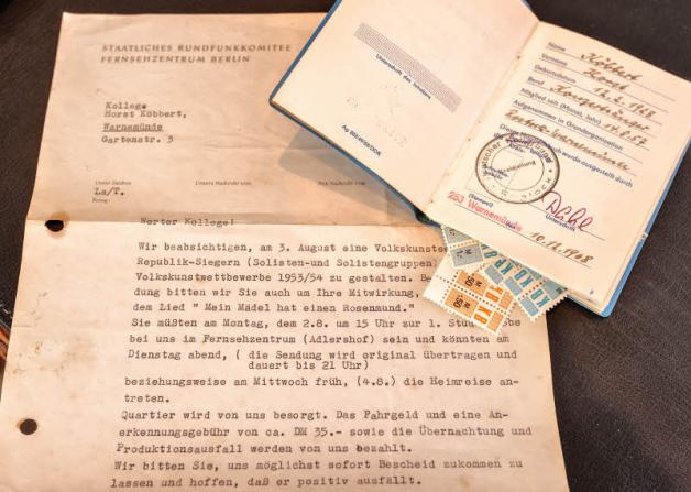 Mitgliedsausweis Kulturbund mit nicht ordnungsgemäß eingeklebten Beitragsmarken sowie eine erste Einladung des DDR-Fernsehens.
